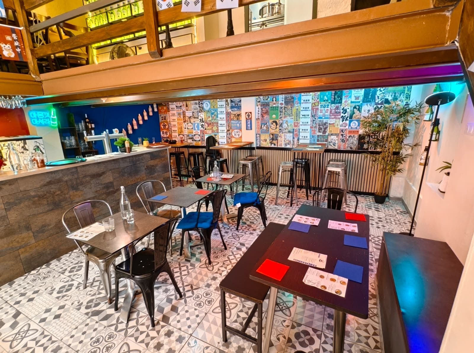 Salle intérieure avec décoration colorée et mobilier industriel