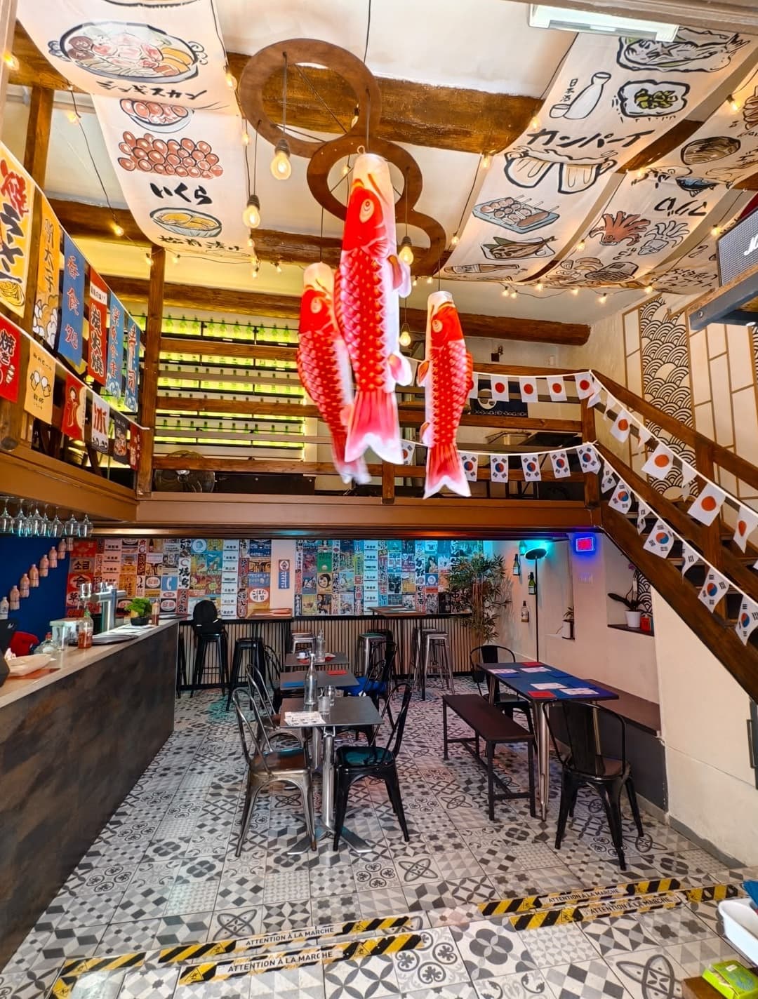 Intérieur décoré avec poissons koi japonais suspendus et art au plafond