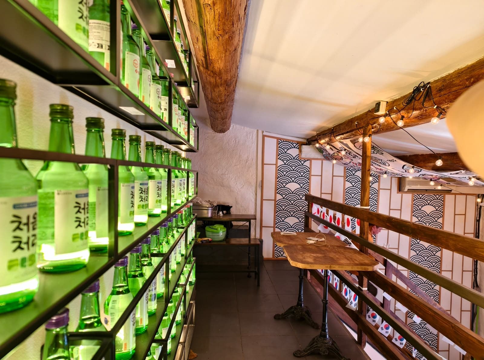 Étagère de bouteilles de soju avec éclairage ambiance